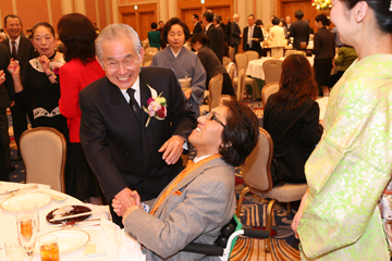 平成21年2月に開催された芸術院就任を祝う会で、川崎和男名誉教授と