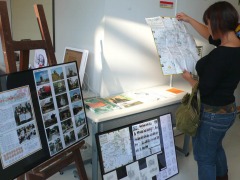 まちづくりコンサルタントの坂戸尚子さん(１期生・生活)は覚王山のマップやパンフレットを展示